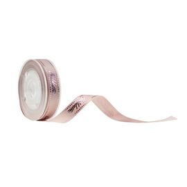 Angehobene Marke auf rosa Satin-Band, Schokolade, die gerolltes Polysatin-Band einwickelt