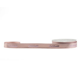 Angehobene Marke auf rosa Satin-Band, Schokolade, die gerolltes Polysatin-Band einwickelt