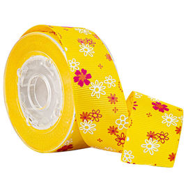Gelbe Tortenschachteln, die Blume Druckgrosgrain-Band einwickeln