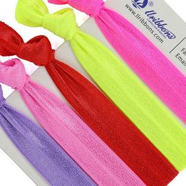 Personifizierte Geschenk-Mädchen arbeiten einfache Stoff-Gummiband-Haar-Bänder um